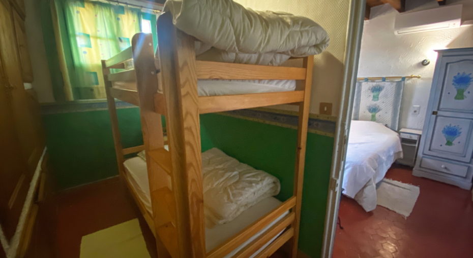 Chambre avec 2 lits superposés