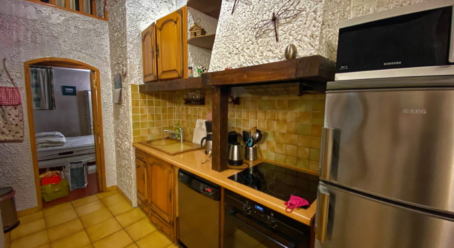 cuisine equipee avec four lave-vaisselle et frigo